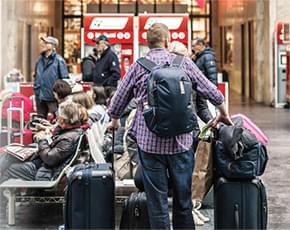 Аэропорт; люди с багажом